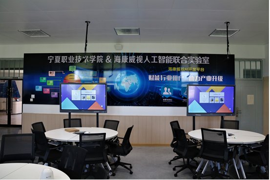 副教授18名