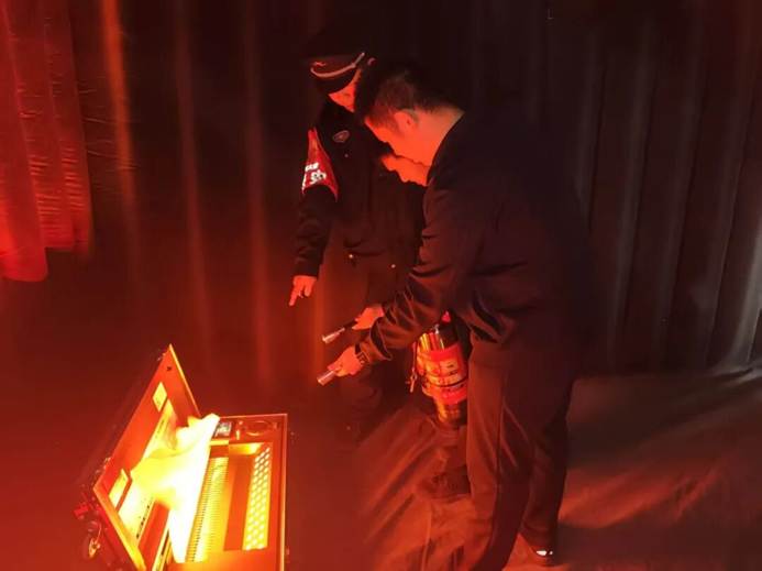 于3月25日组织各班级在竞智楼前开展