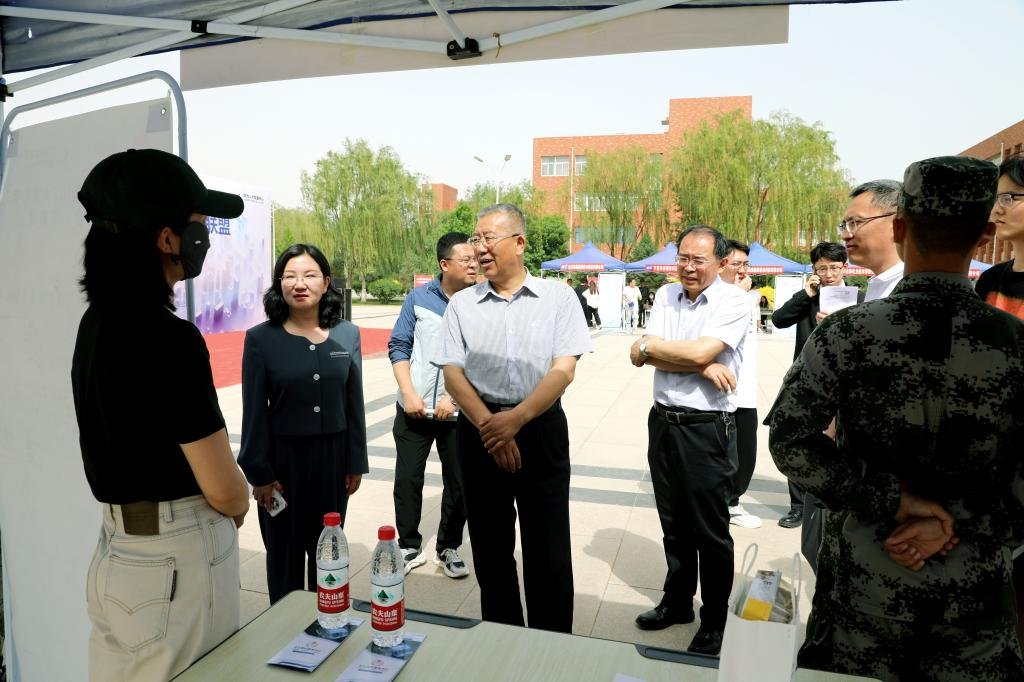 加快推进校企合作