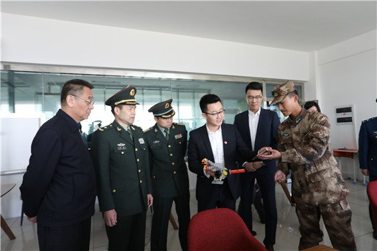 17_S2550.JPG 在马希荣校长的陪同下