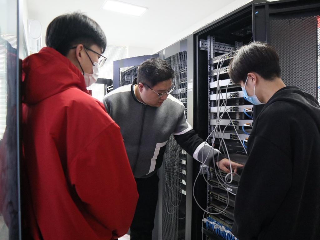 贯彻校企协同育人方针