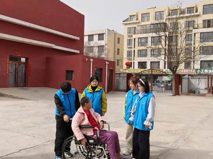 志愿者们迅速投入到服务之中