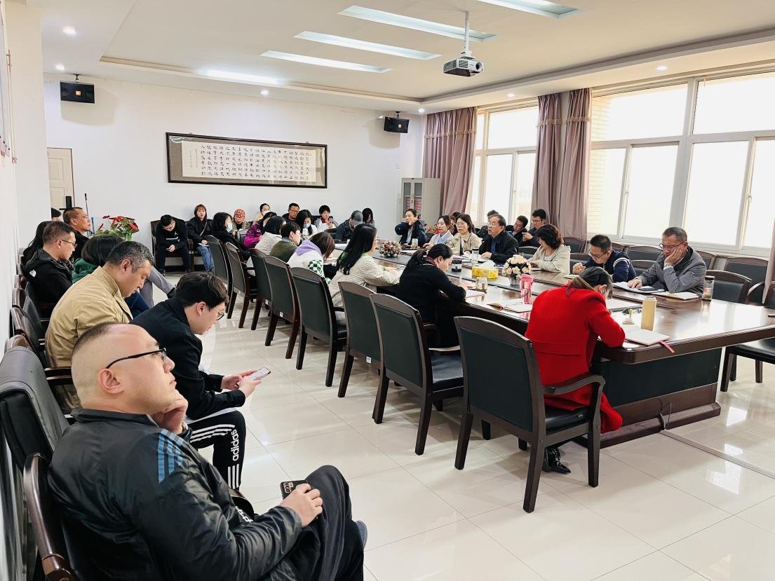 会议由院长马晓虎主持