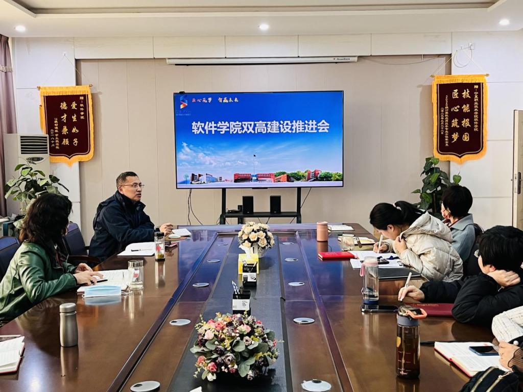 各教研室主任及全体教师参与了本次会议