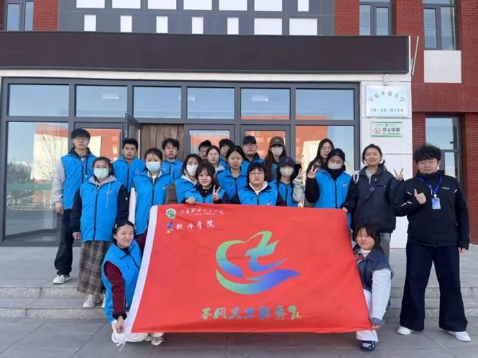 同学们手持彩纸凝神书写